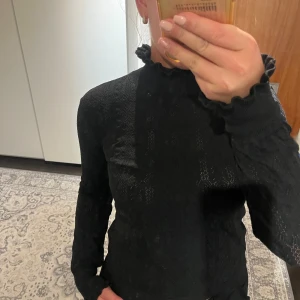 Topp - Stickad tröja med struktur och mönster.  Stl s 70kr