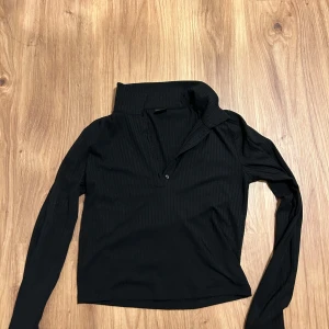 Topp  - En snygg tröja från Gina Tricot i storlek L, använt få gånger och är i mycket bra skick! 