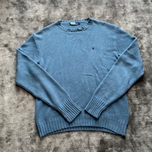 Stickad Ralph lauren  - Säljer supermysig Ralph lauren tröja i storlek M. Passar M/L. Den är vintage från 80 talet. 100% äkta