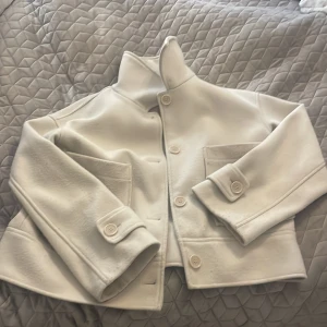 Beiga kappa - Säljer denna kappa den Kappahl. Den är i använt skick men fortfarande fin. Blivit nopprig därav priset