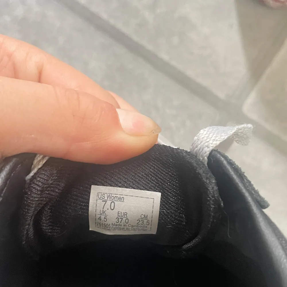 Fina skor från Vans i strl 37. De är k bra skick endast skosnörena som är lite slitna och märket inne i skorna har börjat försvinna lite. . Kengät.