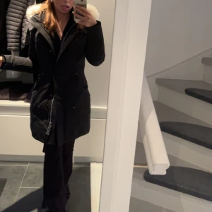 Vinterjacka  - Jag säljer min moose knuckles jacka som jag har använt en vinter. Jackan är i väldigt bra skick och har absolut inga skador. Ny pris: 11000 Mitt pris: 6000 kr 