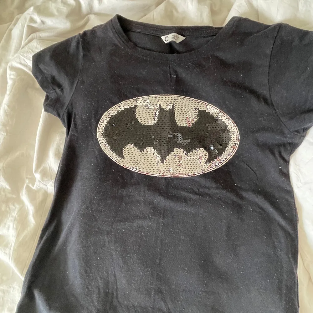 Jätte fin Batman t shirt från Cubus i storlek 11-12 år men passar xxs/xs fint!  Bra kvalitet förutom lite nopprig💓. T-shirts.