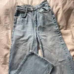 Blåa baggy high waist jeans, använda men i bra skick. Strl 34, säljes för 50kr