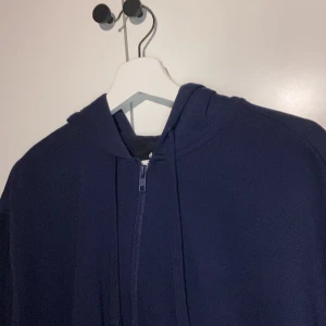 Marinblå zip hoodie från h&m  - Marinblå zip hoodie från h&m, bra kvalitet 