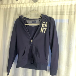 GANT tröja - GANT zip hoddie knappt använd köpare står för frakten😊