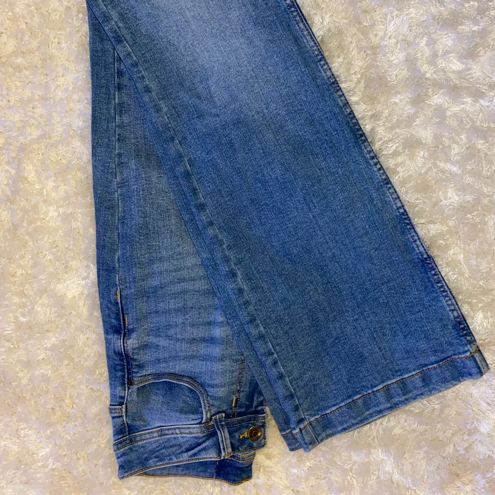 Säljer perfekta jeans från JDY/VeroModa, mina favoriter. Skulle säga att de är midwaist och är perfekta mellan bootcut/straight. JÄTTEskönt material. 🥳. Farkut & Housut.