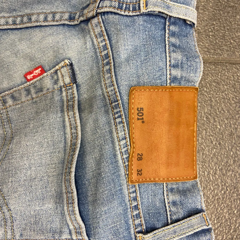 W28 L32, använt ca 1 år, bra skick, enda är att texten på läderbiten bak inte syns lika bra, säljer för att dom är för små för mig i midjan!. Jeans & Byxor.