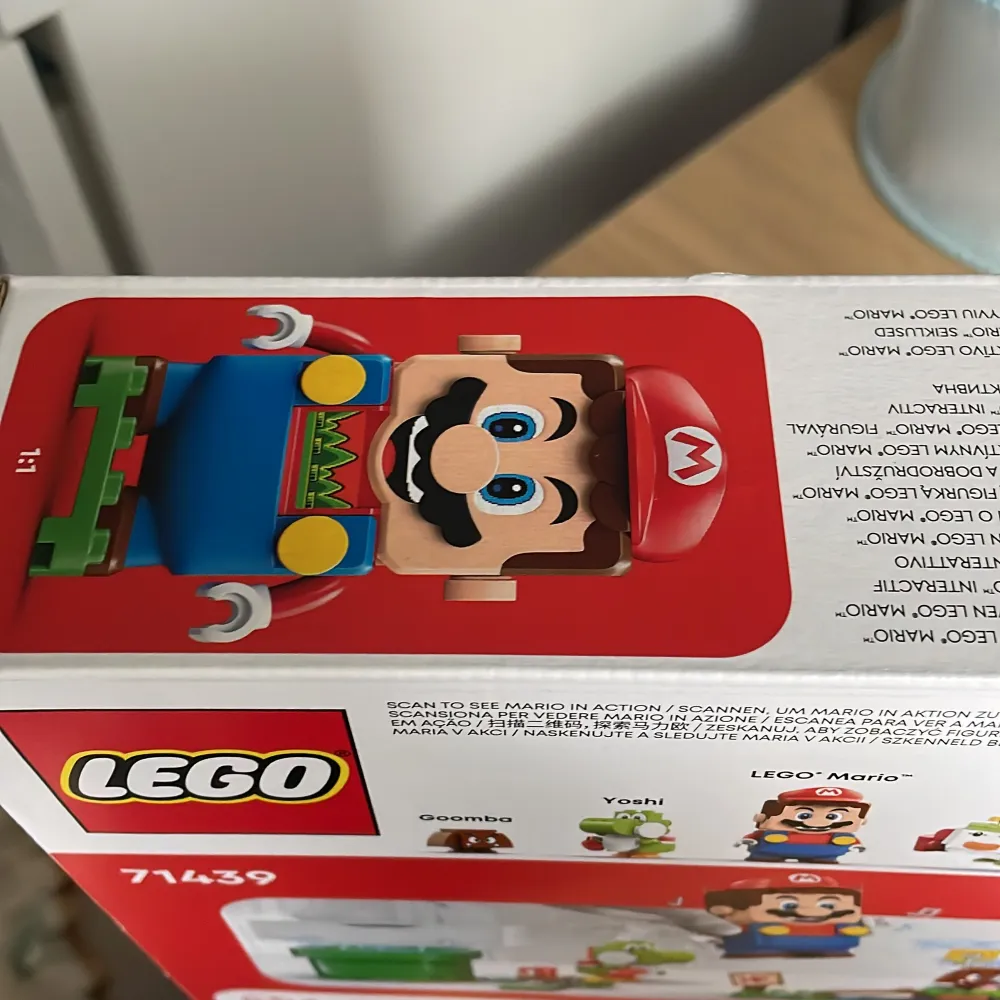 Det här är ett LEGO Super Mario set . Setet innehåller en interaktiv Mario-figur och flera byggbara delar som inkluderar karaktärer som Yoshi och Bowser Jr. Det är designat för barn från 6 år och uppåt . Oanvänd, oöppnad. Övrigt.