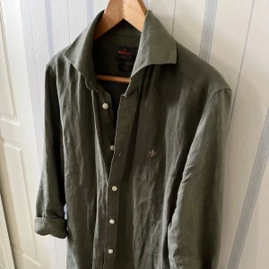 Linneskjorta Morris - Olivgrön linneskjorta. Nypris 1400kr. Knappt använd. Storleken är S men kan verka lite stor så S/M skulle jag säga. Hör av er vid frågor. Billigt så först till kvarn!