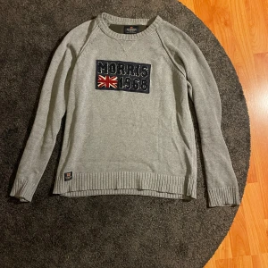 Grå tröja från Morris - Säljer en sjukt snygg Morris Crewneck! Skick 7-8/10. Nypris: 900kr. Fler funderingar så är det bara att höra av sig !