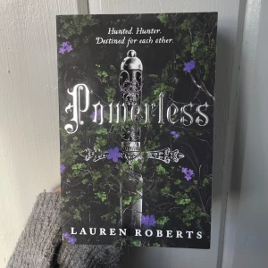 powerless by Lauren roberts - Läst en gång:) jättefint skick, inga defekter! 