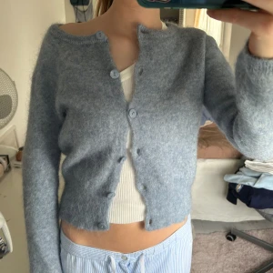 Stickad kofta  - Mohair och alpaca(70%) i kvaliten.  Så fin ljusblå kofta bra skick knappt använd. Nypris ca 1500-2000