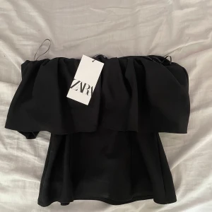 Zara off soulder topp - Säljer en helt ny zara topp   Jag har s o den sitter bra på mig men är i m