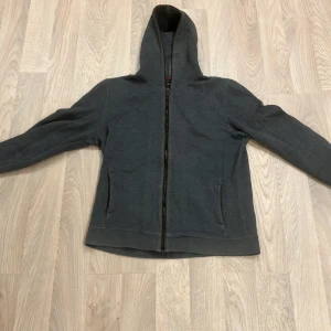 Massimo dutti zip - En riktigt snygg zip hoodie ifrån massimo dutti med circlar på armbågarna denna tröja är i bra skick nypris 1500 vårat pris 199