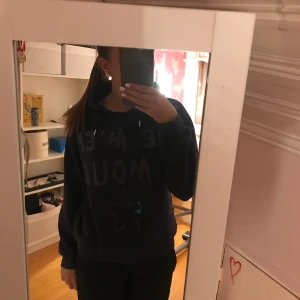 Gina tricot hoodie  - Säljer denna populära Gina tricot hoodien i marinblått storlek 146-152, använd ett fåtal gånger men ser ut som ny , om de finns frågor är de bara att skriva till mig💞💞