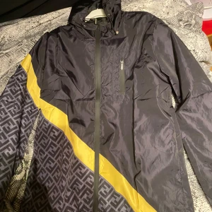 Fendi jacka - Säljer denna fendi regnjacka. Storlek M men passar även S. Den är i mycket bra skick utan några hål eller sömfel och har använts endast ett par gånger. Priset kan diskuteras vid snabbaffär