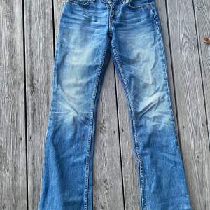 Super snygga jeans i topp skick! Storlek W25 L32💕 Vill bli av med kläder jag inte använder därmed endast 200kr+frakt!