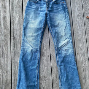 Low waist bootcut jeans levis  - Super snygga jeans i topp skick! Storlek W25 L32💕 Vill bli av med kläder jag inte använder därmed endast 200kr+frakt!