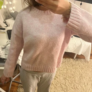 Rosa stickad tröja - Supersöt rosa stickad tröja som inte kommer till använding längre🥰 perfekt nu till hösten!💘pris kan diskuteras!