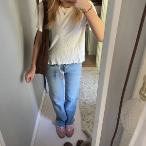 Storlek 24 32 - Lågmidjade jeans från bikbok i storlek w24 l32, de är avklippta så de passar min längd jah är 168