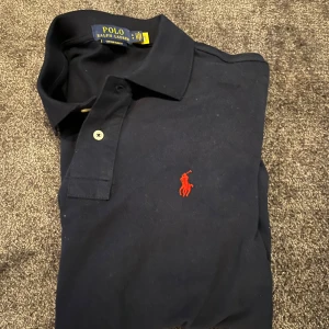Ralph Lauren Pike/Polo - Säljer min nästan oanvända Ralph Lauren piké. Skick 10/10, storlek S och passar bäst för dig som är runt 175 och över. DM vid intresse 🤝