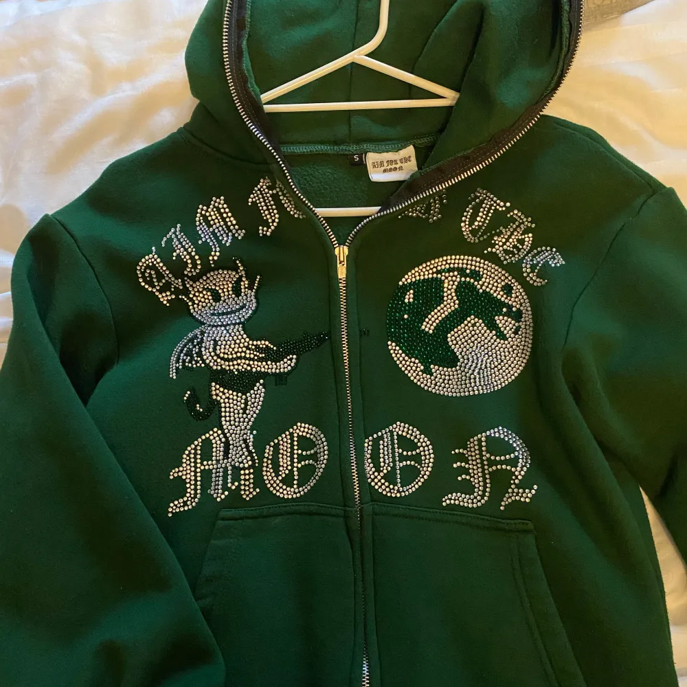 Säljer nu denna mörkgröna ”aim for the moon hoodie” med paljetter!  Hoodien har fickor, en dragkedja som går hela vägen upp och en luva. Hoodien är även ”fodrad” lätt inuti. Paljetterna sitter fast ordentligt men vad jag såg nu så finns det en paljet. Hoodies.