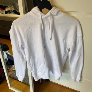 Vit hoodie - Helt ny! Säljer då den inte passade mig. Den är i storlek S men skulle säga att den sitter mer som XS💞