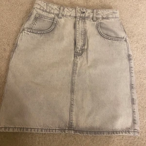 Jeanskjol - Grå jeanskjol från Gina Tricot🤍 strl S, använd två gånger