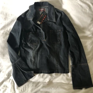 Jeansskjorta strl XL - Tjockare denim tröja i nytt skick från märket Jukon. Dragkedja på sidan och utvidgade ärmar. Köparen står för frakt. Finns inga bilder med plagget på. Dma gärna vid frågor eller funderingar: