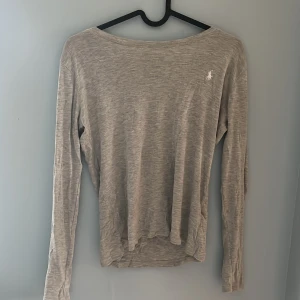 Ralph lauren långärmad tröja - En  Ralph lauren långärmad tröja i fint skick. Är i strl L men det är barn så skulle säga att den är i typ xs. 