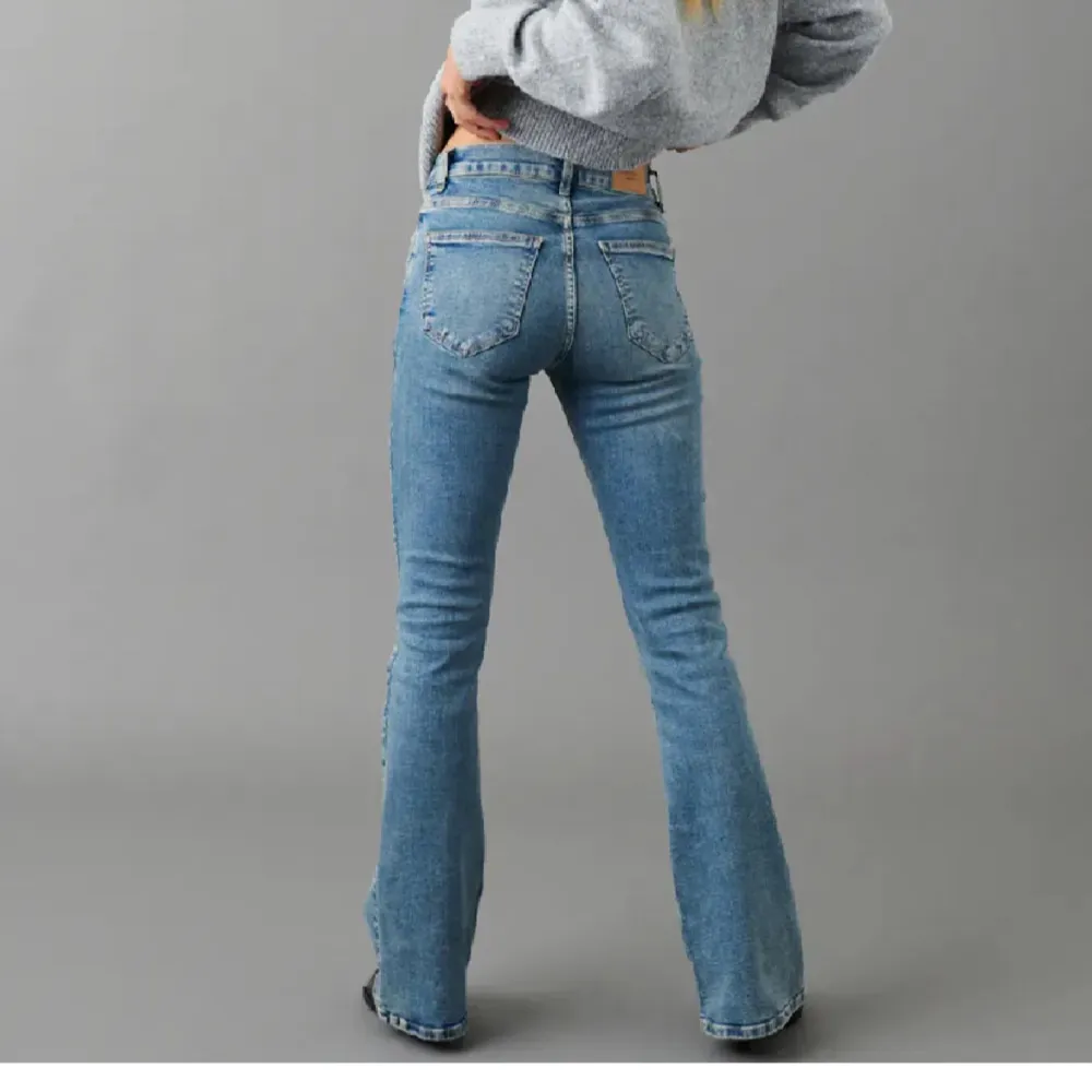 Lågmidjade bootcut jeans på Gina Tricot. Sparsamt använda några gånger💕 . Jeans & Byxor.