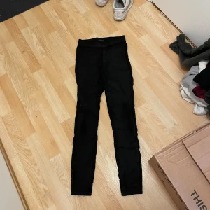 Blandade underdelar - Skick på nästan alla: bra En liten fläck på ett par av jeansen 3st jeans svarta från Lager 157 strl M Bild 1: Läder byxor strl 38 Bild 3: julbyxor ca strl S/M Bild 4: Linne byxor strl M om jag minns rätt. Alla plagg: ca 250-350