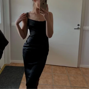 Svart siden klänning  - Svart siden klänning från Nakd  Öppen i ryggen (Kan skicka fler bilder)