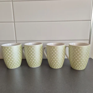 Muggar - 4 st koppar i grön pastellfärg, prickig. Hela, inga repor eller sprickor.