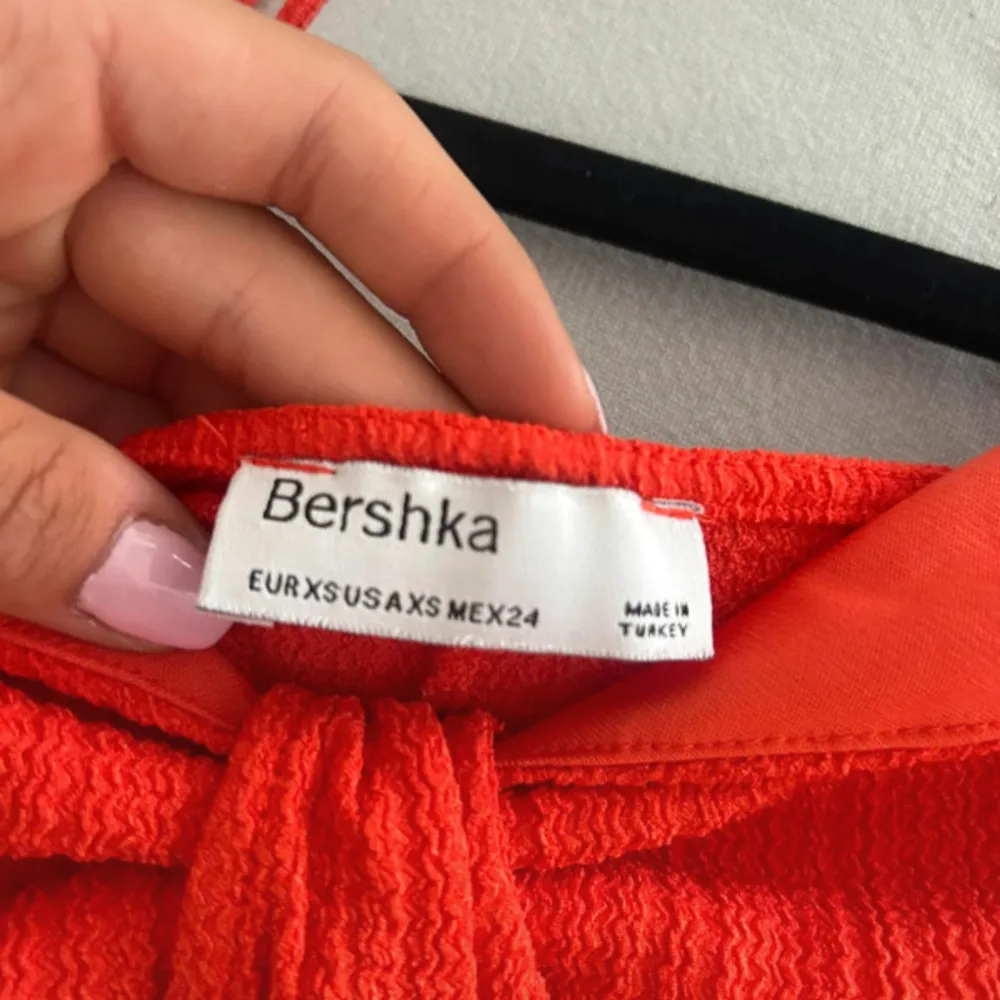 Säljer denna superfina röda klänningen från Bershka. Nytt skick!. Klänningar.