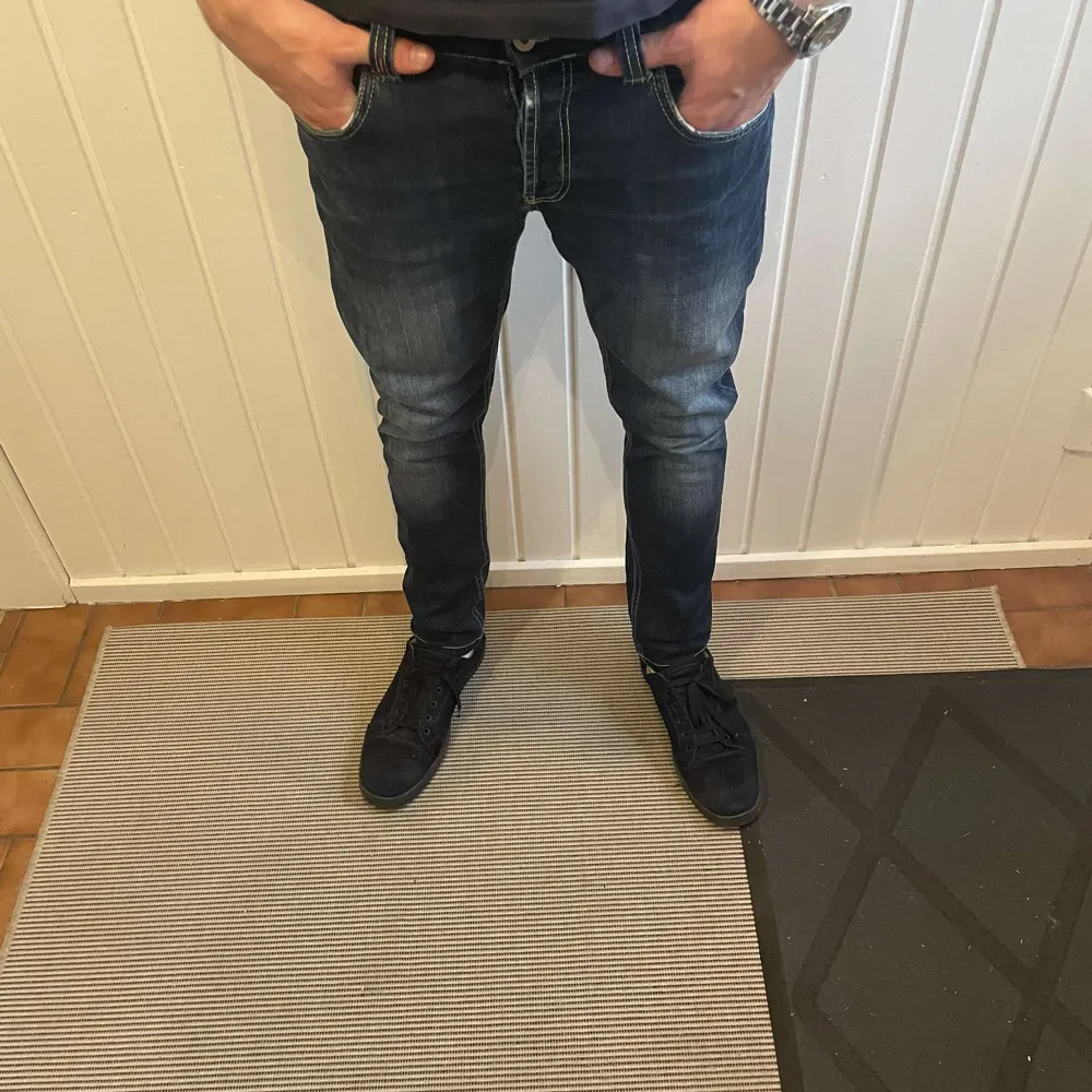 Hej! säljer dessa extremt fräscha och feta Dondup George jeans i skick 8/10. Dom är storlek 33 Kom dm för mer bilder eller info!. Jeans & Byxor.