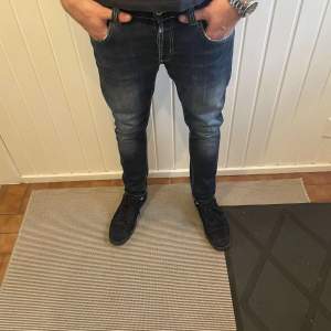 Hej! säljer dessa extremt fräscha och feta Dondup George jeans i skick 8/10. Dom är storlek 33 Kom dm för mer bilder eller info!