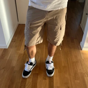 Cargo shorts - Cargo shorts från Jack & Jones som aldrig snvänts, fortfarande prislappen kvar.