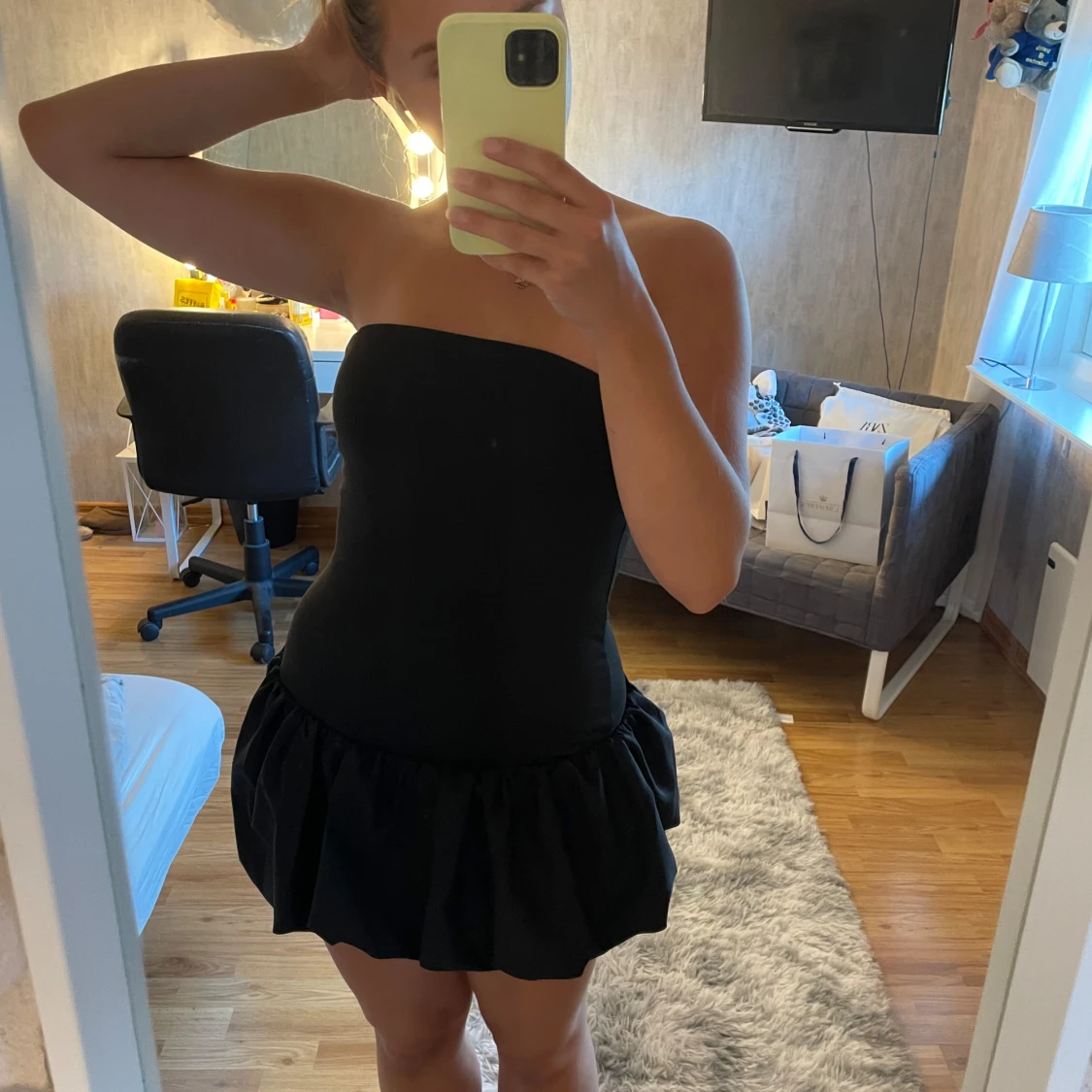 Svart kort klänning