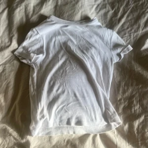 bershka topp - Säljes då den blivit för liten, hel och i bra skick.🧚‍♂️