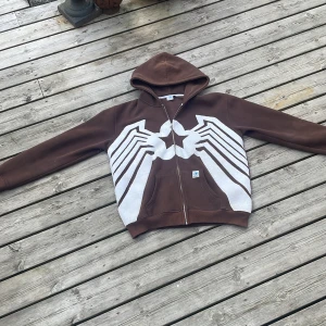 Davril supply brown star  - Gammal davril supply hoodie. Använd men näst intill perfekt cond. jag tvekar att dem någon sin tänker släppa samma hoodie igen. en av mina favorit Hoodies genom tiderna är jätte skön men den är inte längre min stil 😔