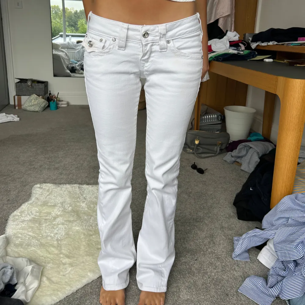 Please do not buy yet. Waist 26, Low rise True religion white Joey jeans,  Slight stain on left front pocket,  I’m 5ft 5 inches. Back pocket jewel has come off as shown. Message me with price offers around 700 SEK? 🩷. Jeans & Byxor.