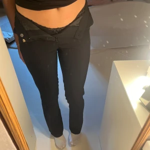 Kostymbyxor  - Högmidjade svarta kostymbyxor från Bikbok, de är uppsprätta längst ner och sen ihop sydda igen för att bli ca 2 cm längre  🤍