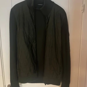 Cardigan - J.Lindeberg cardigan i storlek M Olivgrön färg i mycket bra skick Nypris: 2999kr Jag själv är 185cm o väger 65kg passar perfekt passar även större! Håller värmen bra perfekt till hösten