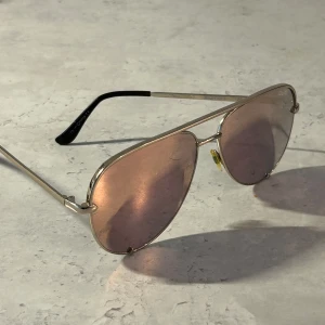 QUAY - High key solglasögon - Solglasögon från QUAY X DESI - modell high key, guldiga med spegelglas. Använda men i gott skick! 