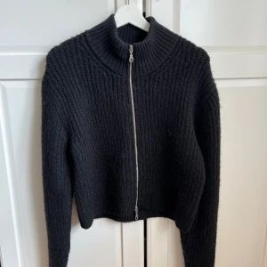 Kofta Weekday - Så fin stickad kofta från Weekday.  Lite tjockare i materialet. Så snygg att ha över en T-shirt eller ett linne. Helt oanvänd♥️