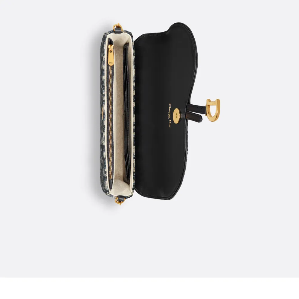 Säljer min helt nya Dior Saddle Pouch with Chain. Inte äkta men samma kvalite och utseende. Aldrig använd box medföljer . Väskor.