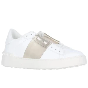 valentino open silver - säljer mina silvriga valentinos då jag vill köpa andra skor. pris kan disskuteras vid snabbt köp. Knappt några defekter förutom lite där fram plus att sulan är lite sliten, men inget man ser. 