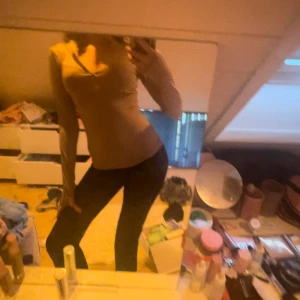 Tränings tröja sip up 🎀 - Yoga träningströjs ljus brun köpt från hm gör ca 370 jätte fin sip up yoga tröja sitter jätte bra🎀🎀liknar lululemon tröjorna 💗